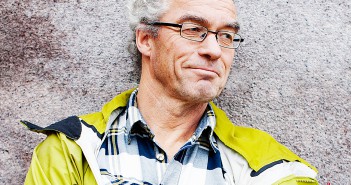 Rebell i grå dress